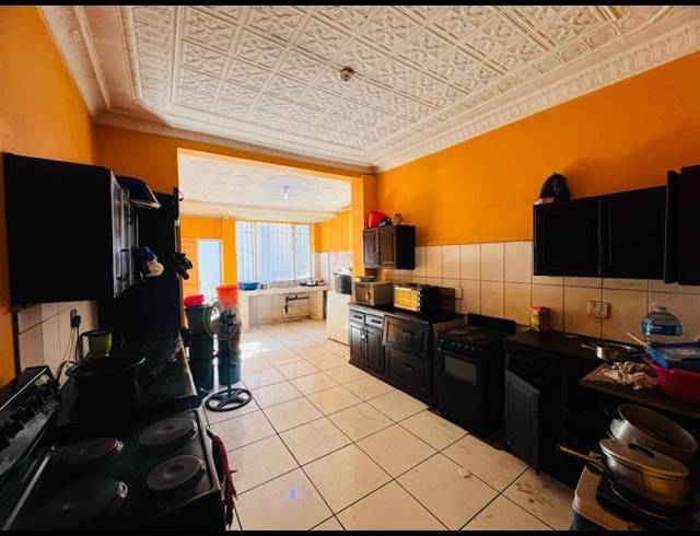 9 BEDROOM HOUSE FOR SALE IN BEZUIDENHOUT VALLEY